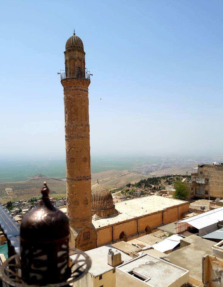 Mardin, pogled na minaret džamije i Mesopotamiju, sa terase jednog restorana